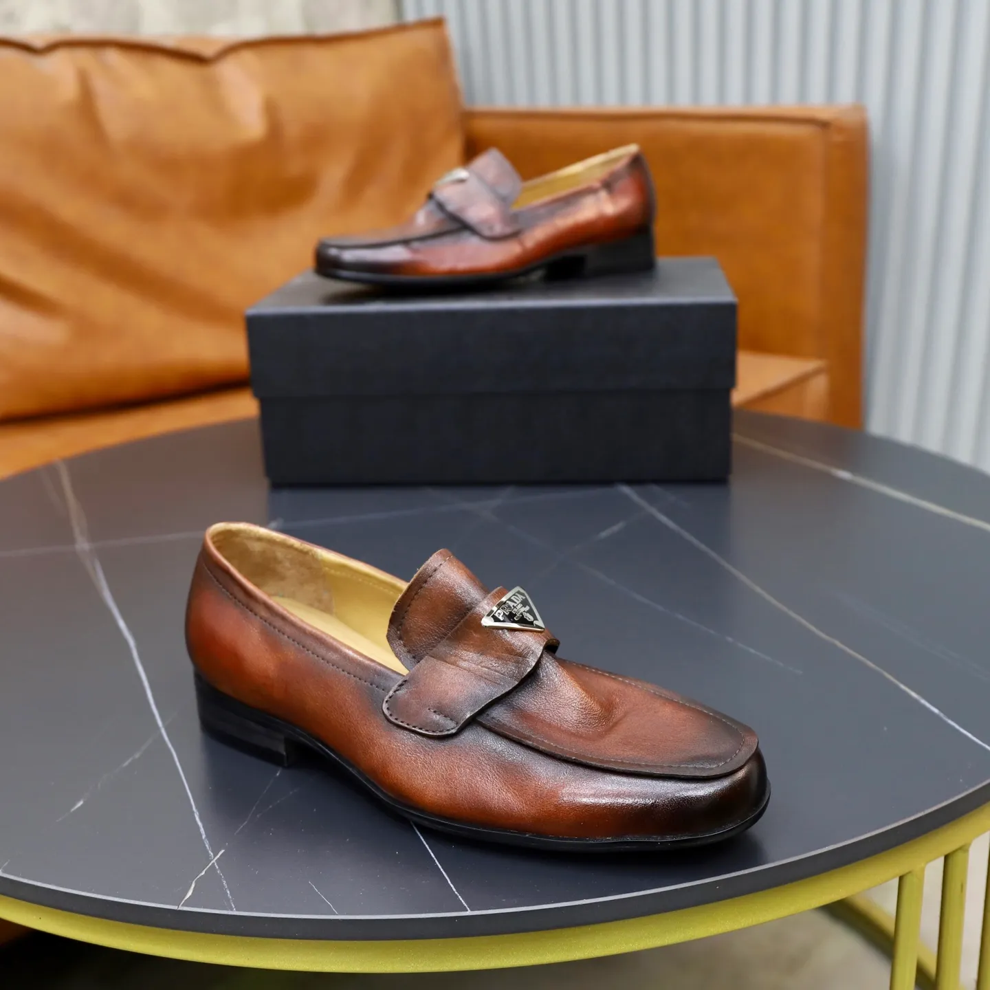 Ex-factory price: 520💰[PRADA] Prada's new casual men's shoes are launched in Hong Kong counters. Official website 1:1 production. Italian washed cowhide + water-dyed leather lining. Designed by European and American masters. Perfect shape to create counter quality, solid color rubber wear-resistant outsole and classic dazzling head! Super versatile and very comfortable. High-end without losing taste, fashionable and novel! ! Absolute focus! 3 colors available! Code number 38-45